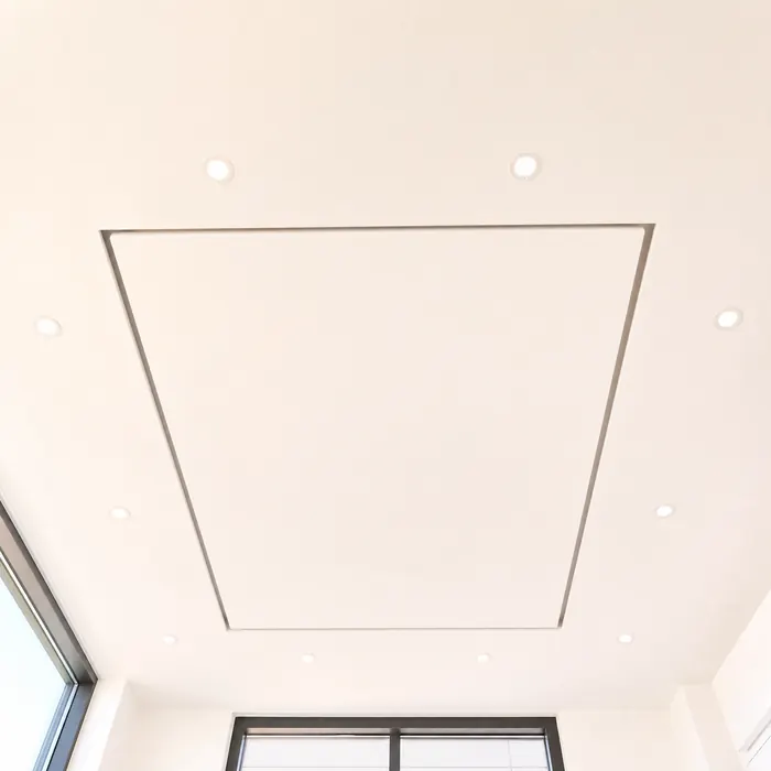 Trockenbaudecke mit Schattenfuge und runden LED-Einbaustrahlern